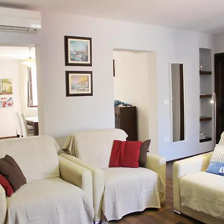 Apartment Captain's